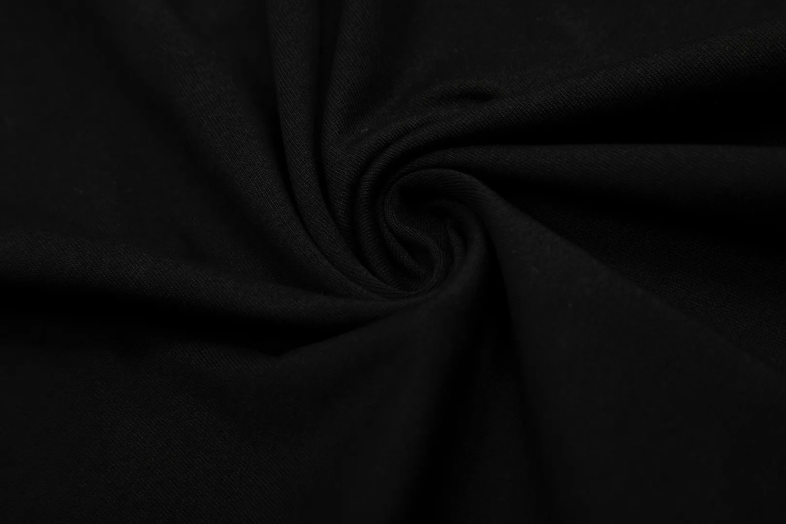 VIVI 140# "Exclusive style" vivienne west wood, Queen Mother of the West, Vivienne, Saturn personalized rainbow printed short sleeves. The new fabrics have been machine washed at high temperature + water twice. The only one in the entire network that achieves 0 shrinkage. The Solona thread is arranged. The threaded neckline does not deform. It is tight and dense. Comparisons are welcome. The full series of correct accessories. Every detail is completely restored and can be stretched directly.
